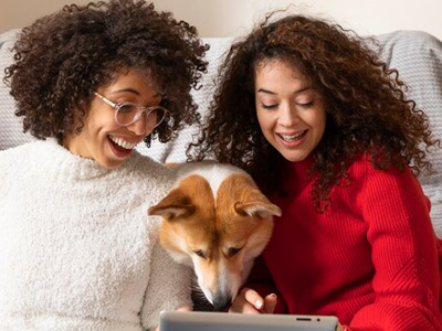 Twee vrouwen en hond verhuizen